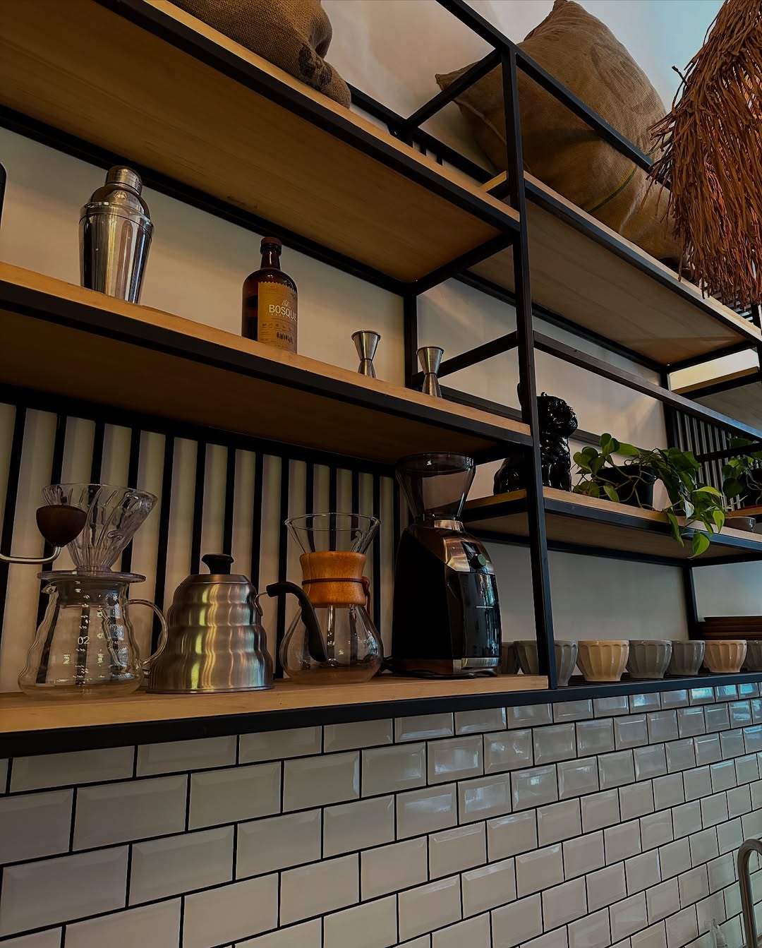 Café recién preparado en taza de cerámica