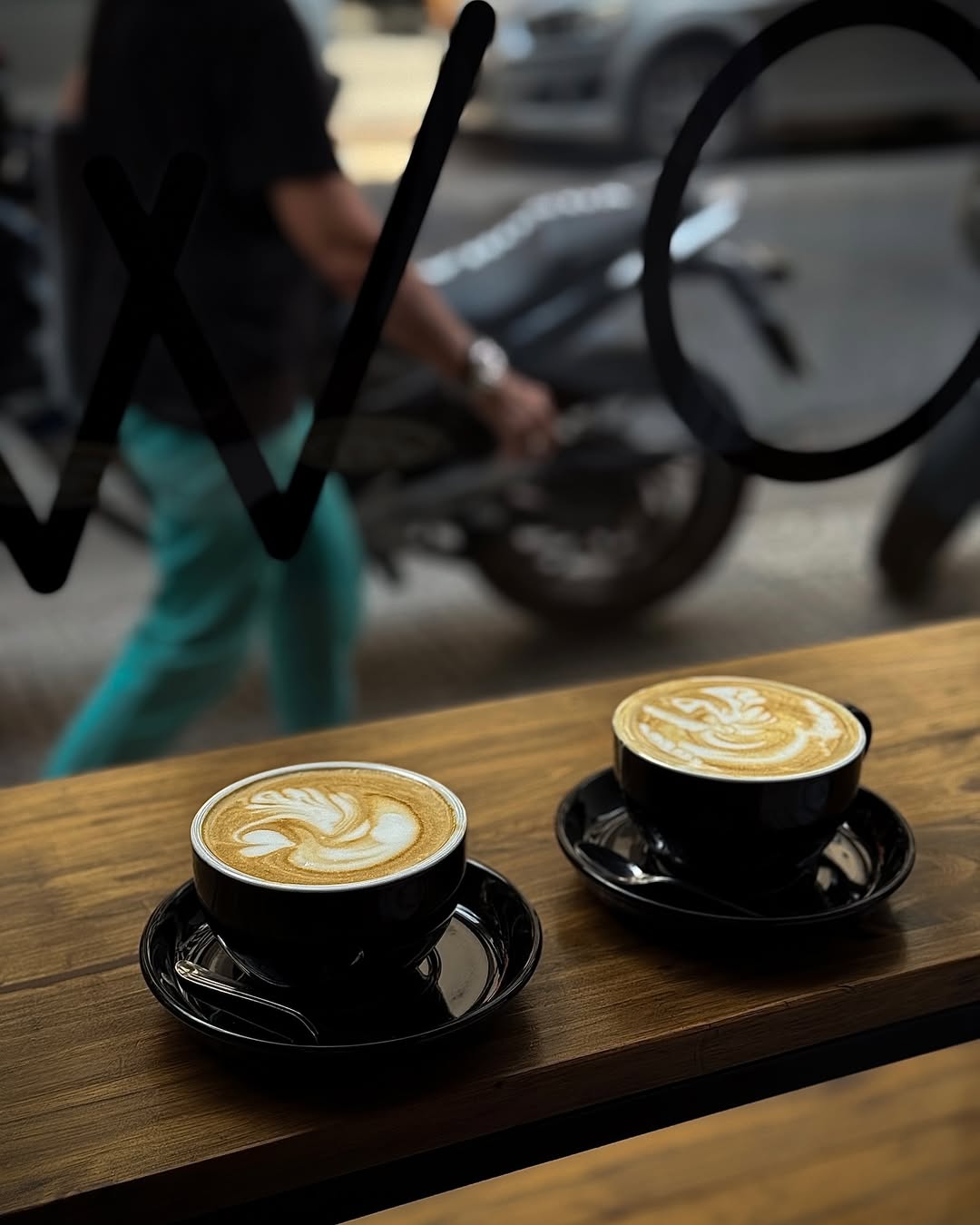 Exhibición de pastelería recién horneada