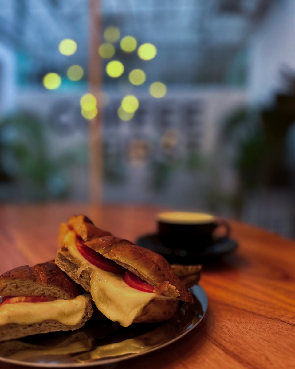 Granos de café y equipo de preparación